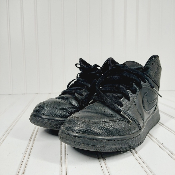 Nike Air Jordan 1 Mid Retro Triple Black Lace Up Leather Athleisure Sneaker F340 - Picture 2 of 12